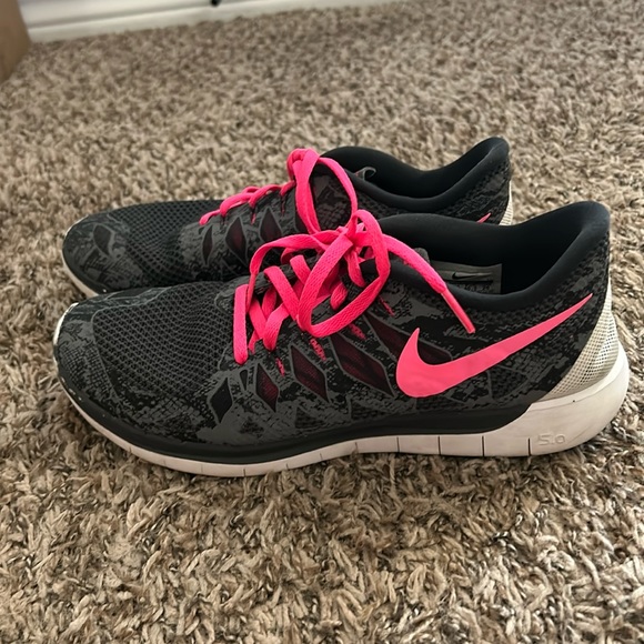 Women’s Nike Free Run Shoes - Picture 1 of 3